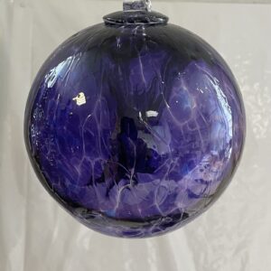 Kugel zum hängen mit Innenleben bunte Glaskugel lila Fensterdekoration mundgeblasenes Kristallglas Durchmesser ca. 15 cm