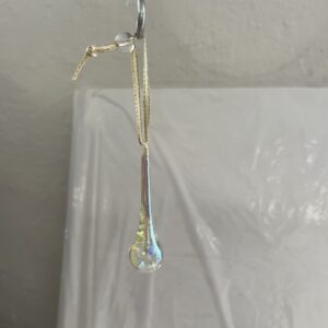 Glastropfen massiv zum hängen klares Glas irisierend Glasträne Lüstertropfen Länge ca. 8 cm Durchmesser 20 mm mit Stoffbändchen und eine Glasperle