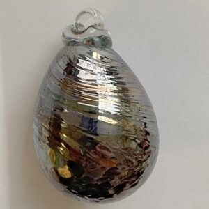 Glas Ei Ornament Osterei zum aufhängen  Höhe ca. 5-6 cm mundgeblasen violett metallic irisierend