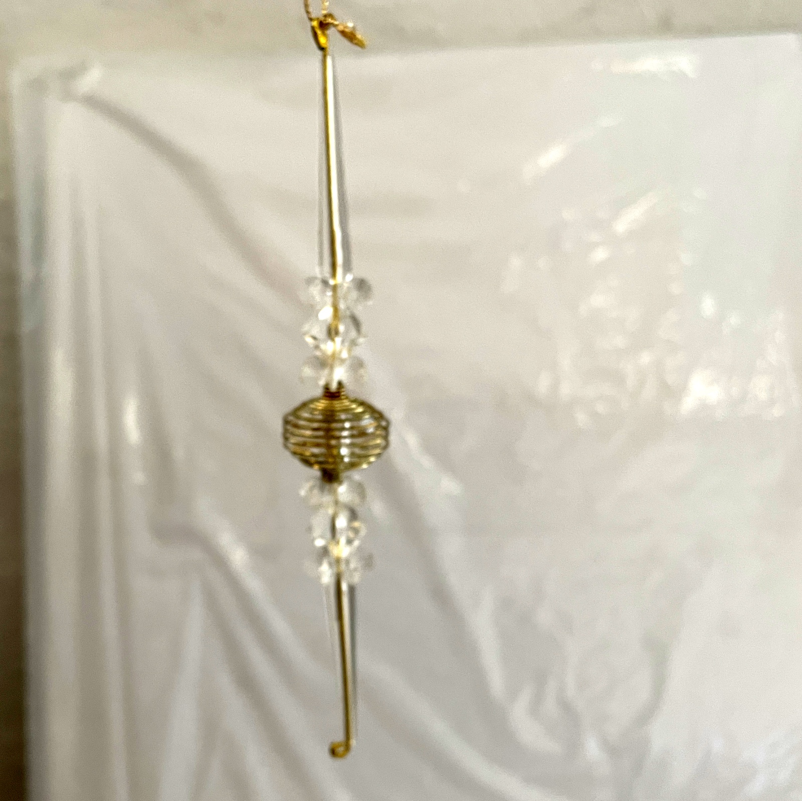 Dekorative Tropfen zum hängen Acryl Glas mit goldfarbenem Metall Länge ca. 18,5 cm Durchmesser 4 cm