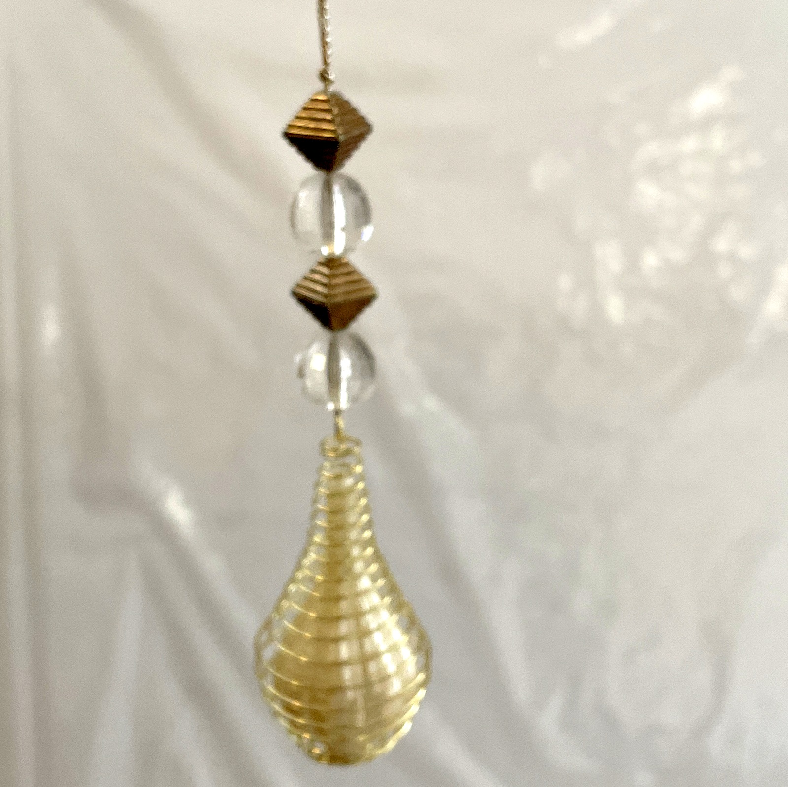 Dekorative Tropfen zum hängen Acryl Glas mit goldfarbenem Metall Länge ca. 13 cm Durchmesser 4 cm