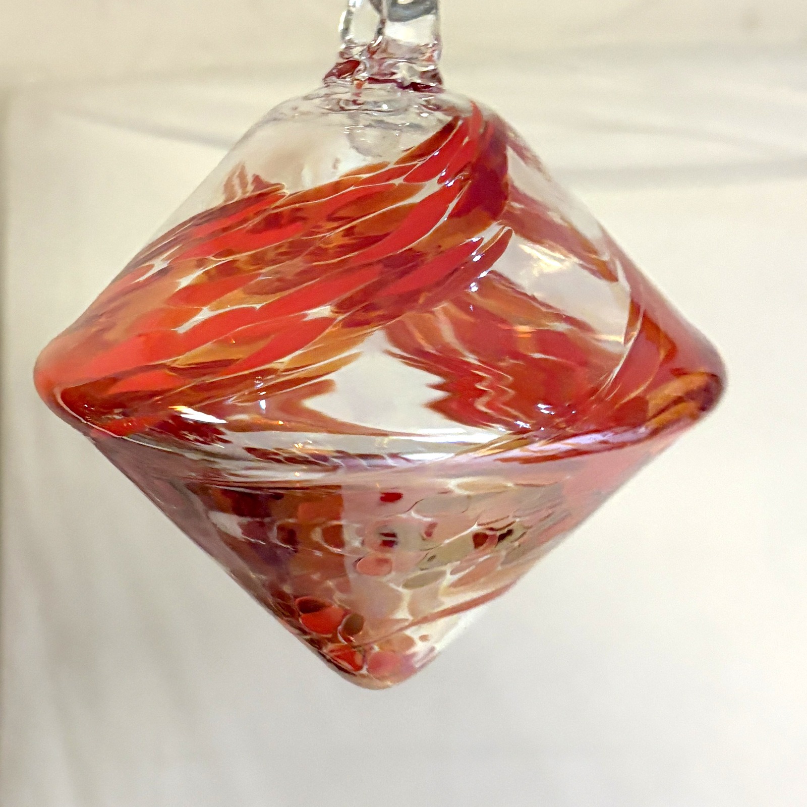 Rote Glaskugel geomerische Glasdeko Rhombusglas zum aufhängen Fenster Dekoration mundgeblasenes Kristallglas Durchmesser ca. 14 cm Höhe ca. 15 cm