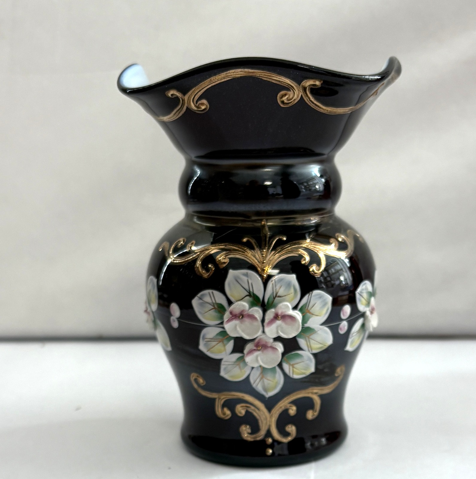 Antike Glas Vase mundgeblasen Höhe ca. 11,5 cm obere Öffnung ca. 9,5 cm schwarz mit aufwendiger Bemalung